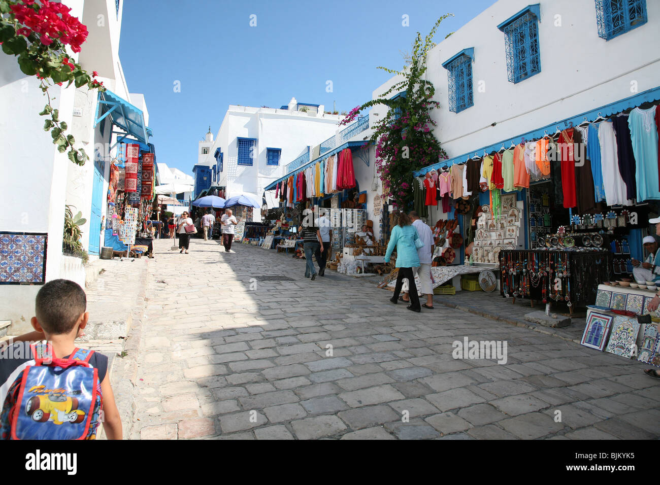 Blau und weiß gestrichenen Häusern auf einem Hügel in das malerische Dorf Sidi Bou Said in der Nähe von Tunis Tunesien Nordafrika Stockfoto