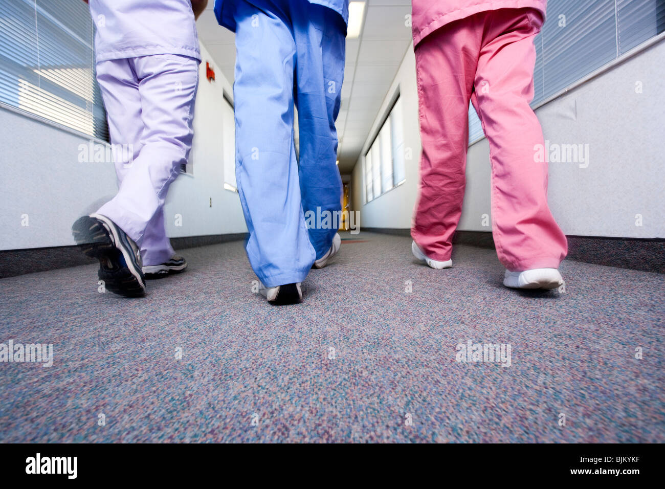 Krankenschwestern gehen und sprechen Stockfoto