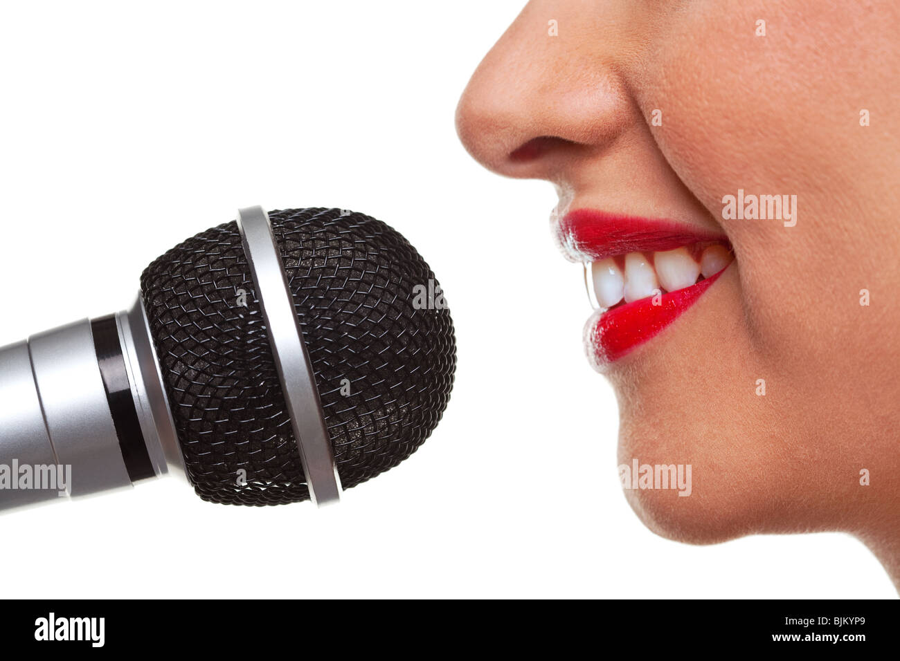 Nahaufnahme einer Frau mit Hilfe eines Mikrofons, isoliert auf einem weißen Hintergrund. Stockfoto