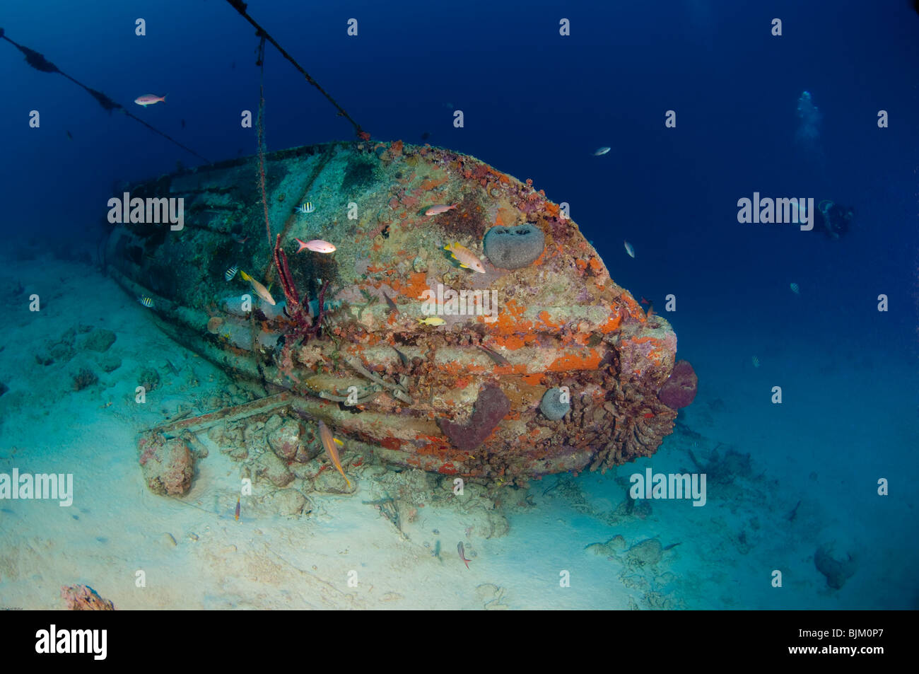 Ein Taucher sieht eine kleine Unterwasser Schiffswrack aus der Ferne. Stockfoto