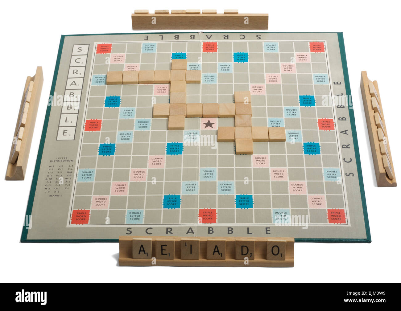 Scrabble-Brett auf weißem Hintergrund Stockfoto