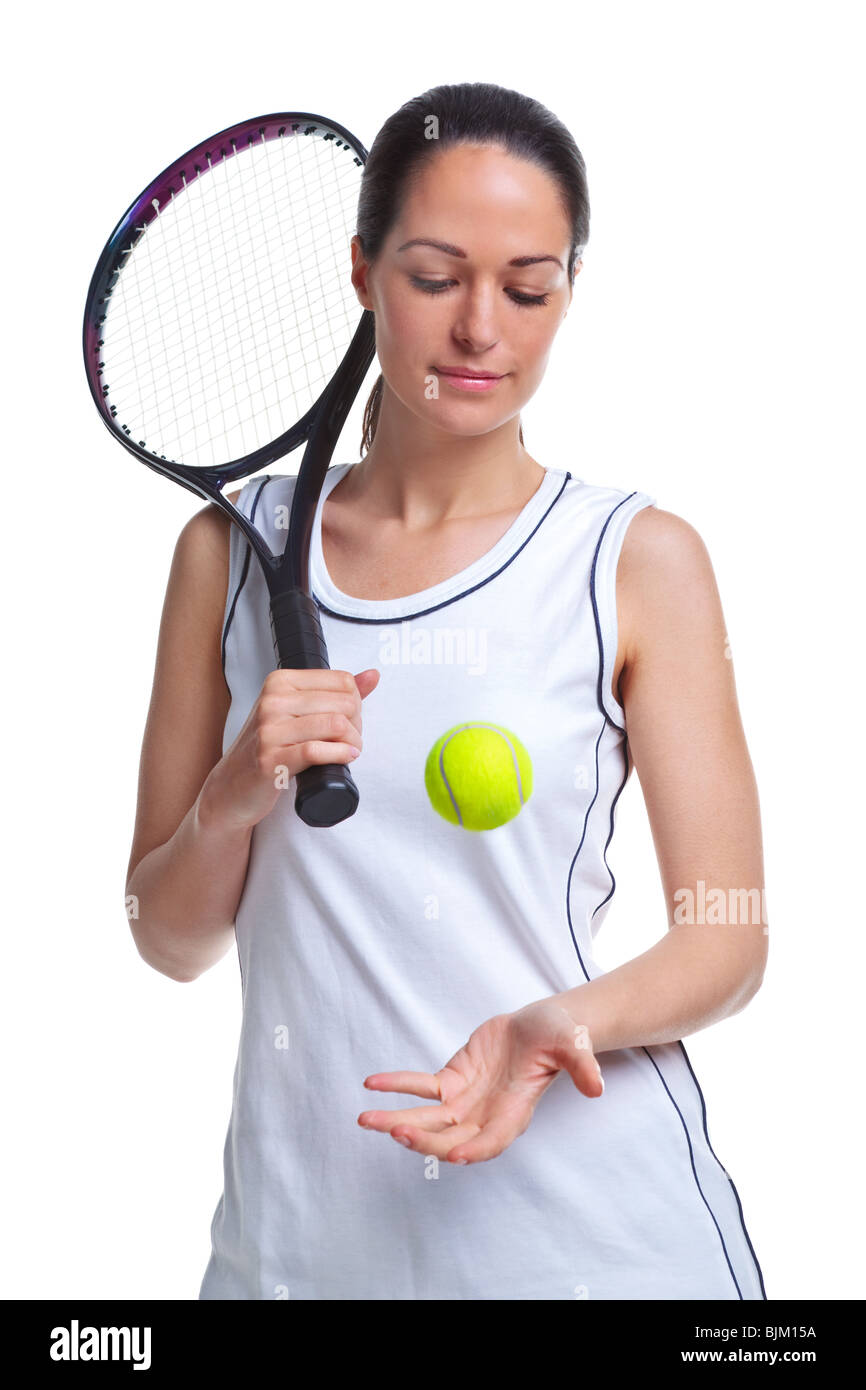 Frau Tennisspieler werfen den Ball in der Luft, isoliert auf einem weißen Hintergrund. Stockfoto