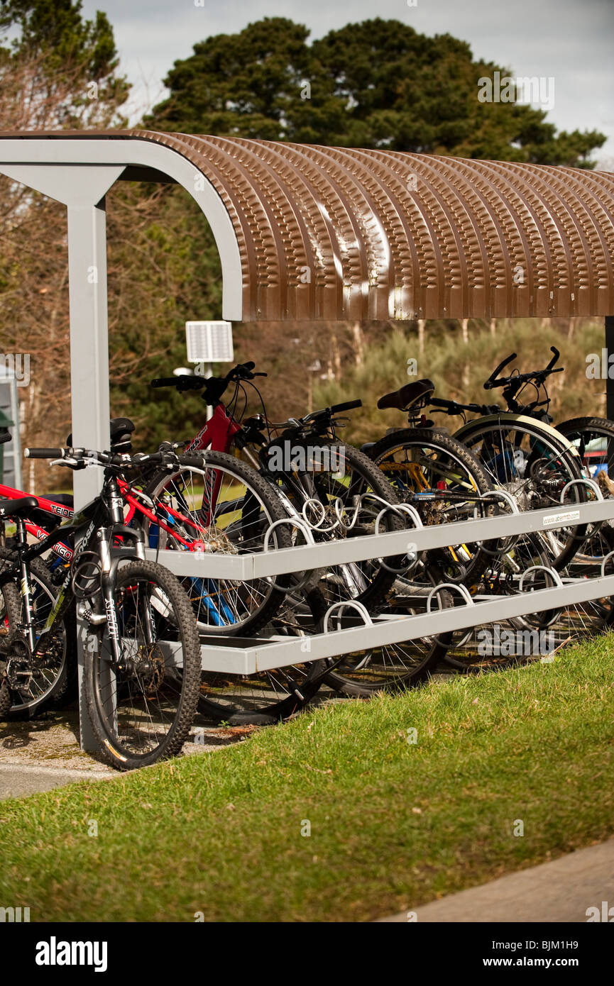 Fahrräder in einem Fahrrad-Schuppen auf dem Campus der Aberystwyth University Wales UK Stockfoto