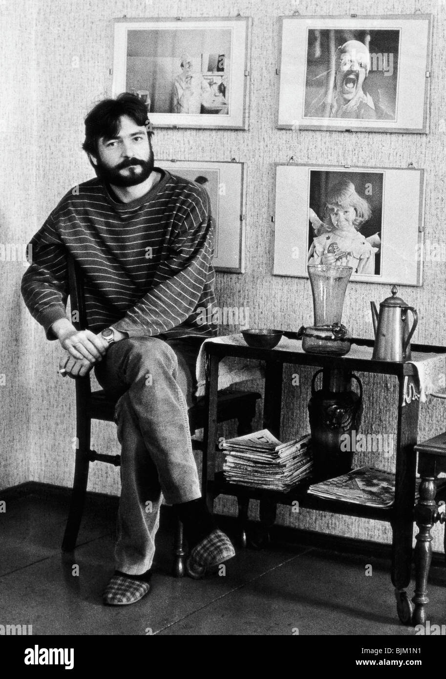 Junger Mann mit Bildern von Helnwein, DDR, Europa, ca. 1985 Stockfoto