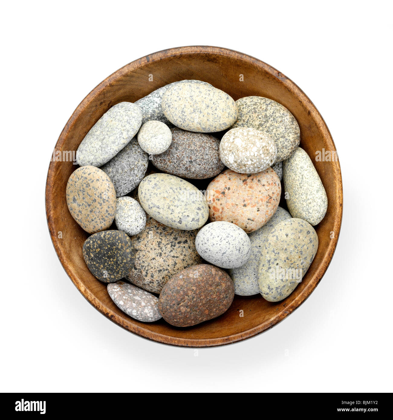 Steinen in einer Holzschale auf weißem Hintergrund Stockfoto