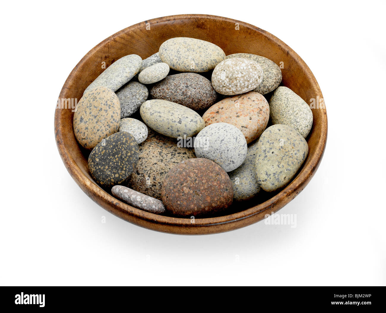 Steinen in Schüssel im Winkel auf weißem Hintergrund Stockfoto