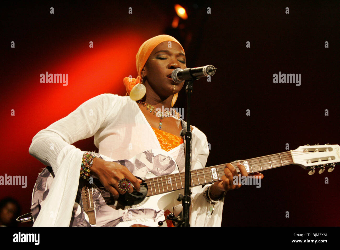 Der US-amerikanische Sänger, Songwriter und Gitarrist India.Arie live auf das Blue Balls Festival im KKL Konzertsaal in Luzern, Stockfoto