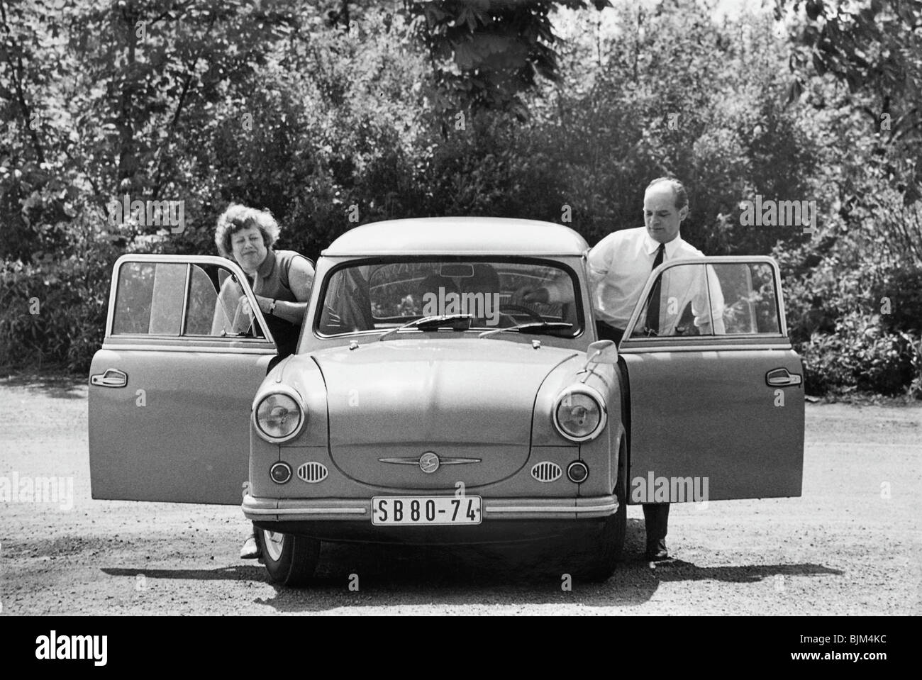 Familie mit Trabant 600, Ost-Deutschland, Europa, ca. 1975 Stockfoto