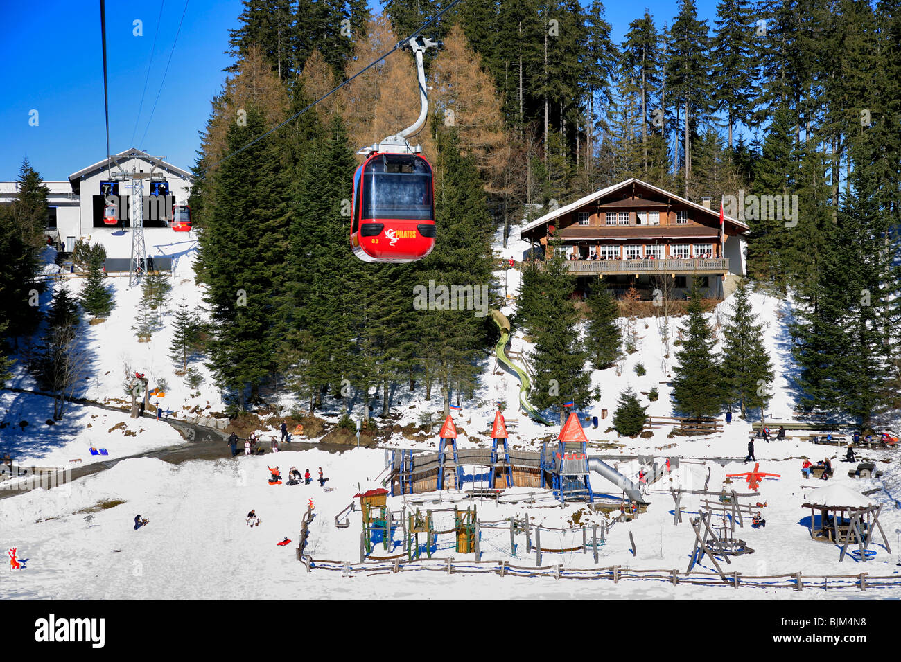 Red Cable Cars auf dem Weg zu dem Pilatus einen Freizeit Berg am Vierwaldstättersee mit Blick auf den Vierwaldstättersee Schweiz Stockfoto