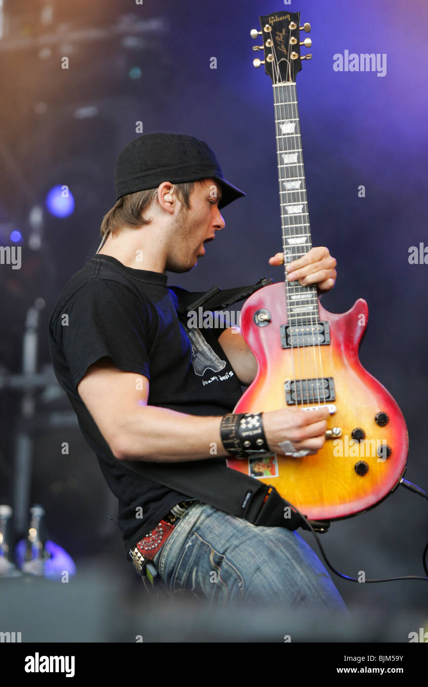 Niels Groetsch, Gitarrist der deutschen Pop-Rock-Band Revolverheld live auf dem Heitere Open Air in Zofingen, Aargau, Schweiz Stockfoto