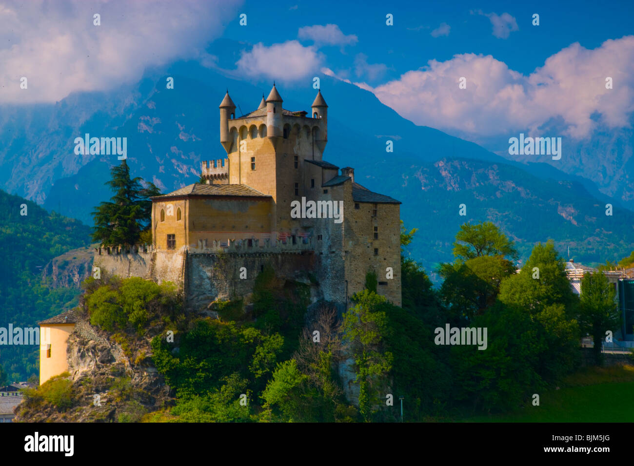 Burg in Val D' Aosta, Italienische Alpen, Italien, Saint-Pierre Burg aus dem 12. Jahrhundert, Berge von der Mont-Blanc Massivs über Stockfoto