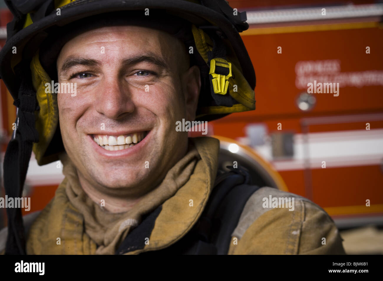 Feuerwehrmann in Uniform mit Arme gekreuzt Stockfoto