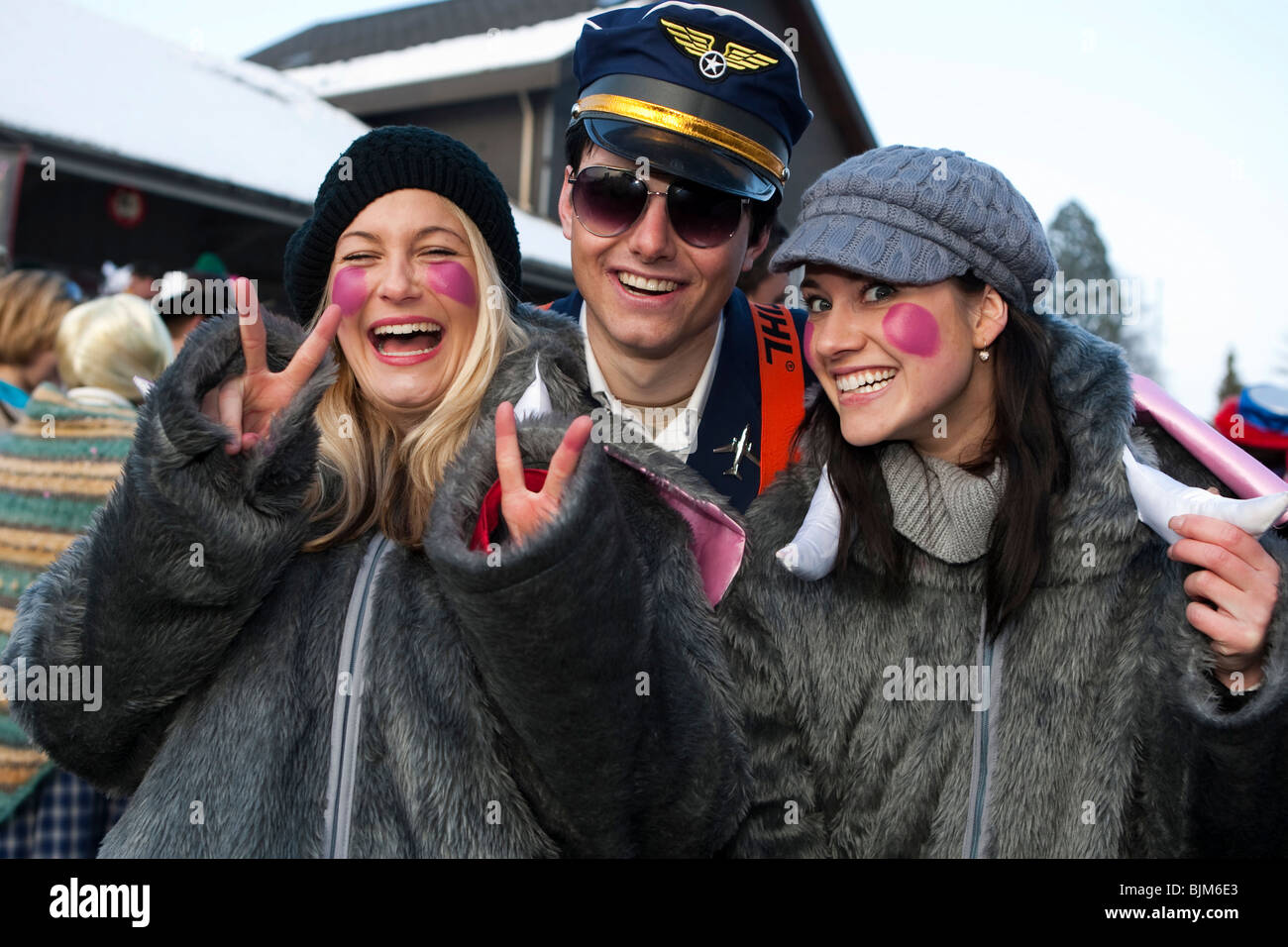 Zwei graue Mäuse mit einem Piloten am Karnevalszug in Malters, Luzern, Schweiz, Europa Stockfoto
