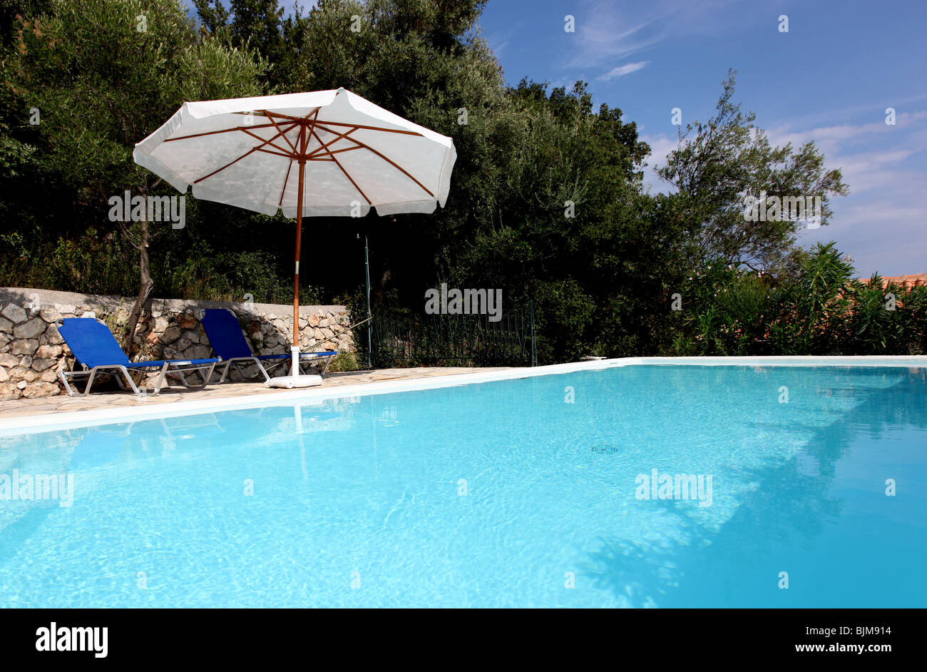 Luxus Urlaub Ferien Villa Schwimmbad und abgelegene Liegewiese. Stockfoto