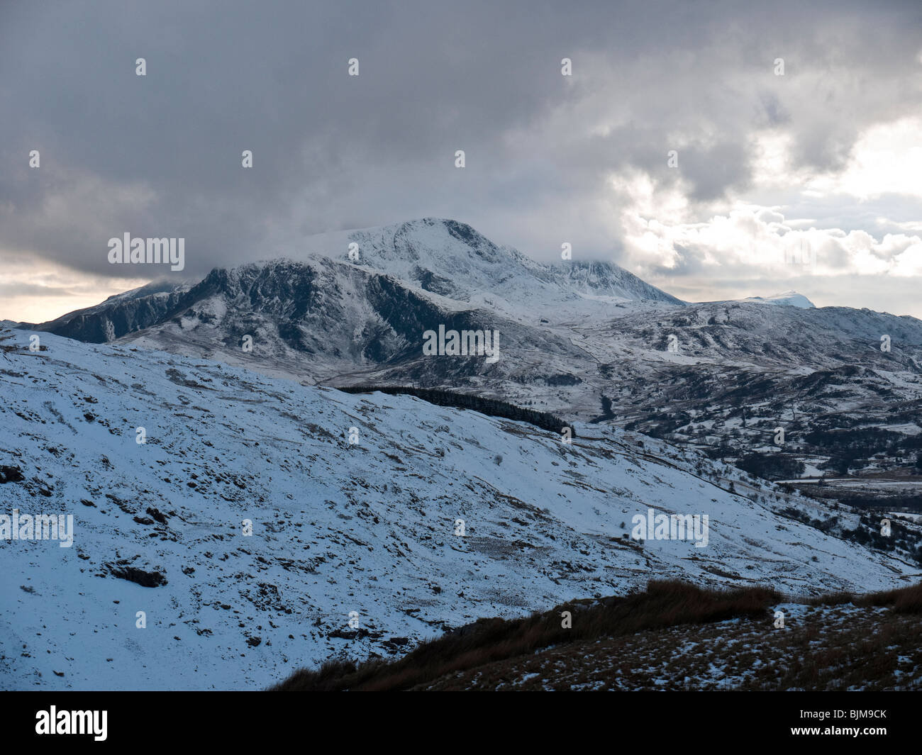Cadair Idris von Wolken und Schnee gekrönt. Snowdonia Wales UK Stockfoto