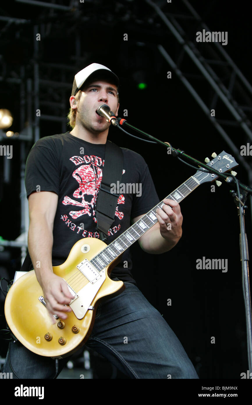 Kristoffer Huennecke, Gitarrist der deutschen Pop-Rock-Band Revolverheld live auf dem Heitere Open Air in Zofingen, Aargau, Schweiz Stockfoto