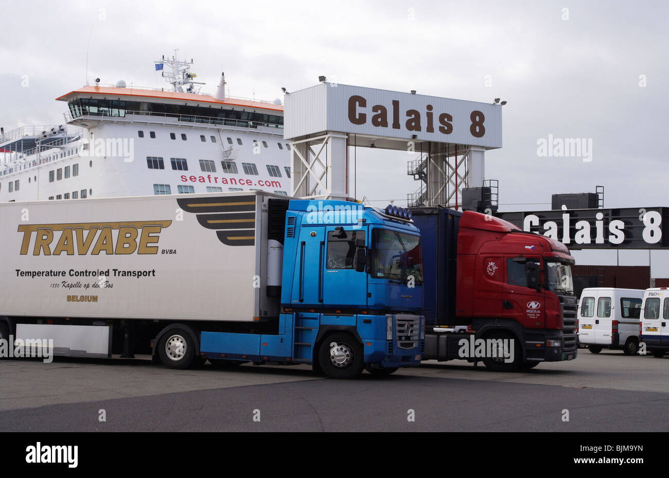 LKW stehen vor einer Fähre Calais, Frankreich Stockfoto