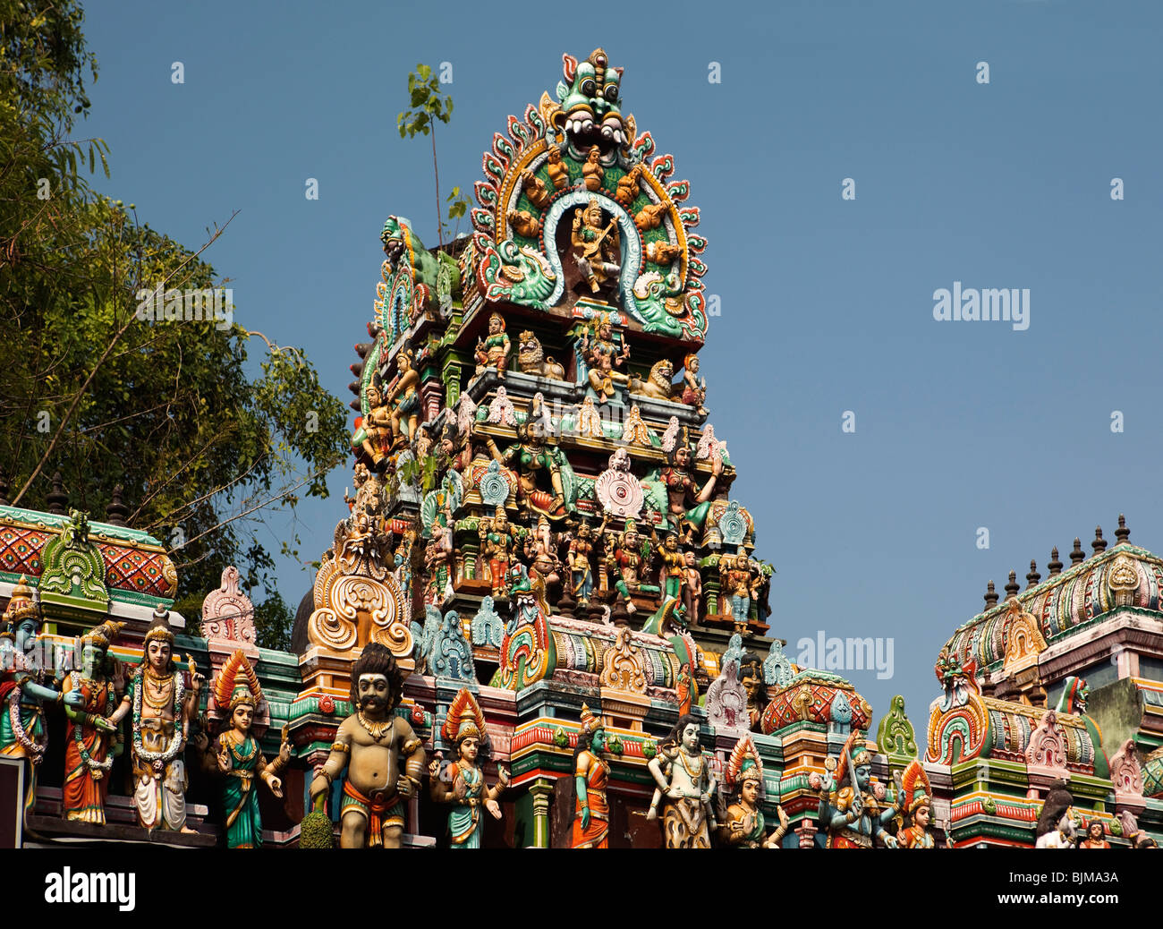 Indien, Kerala, Alappuzha (Alleppey), YMCA Road, dekoriert bunt Gopuram kleine Hindu-Tempel Stockfoto