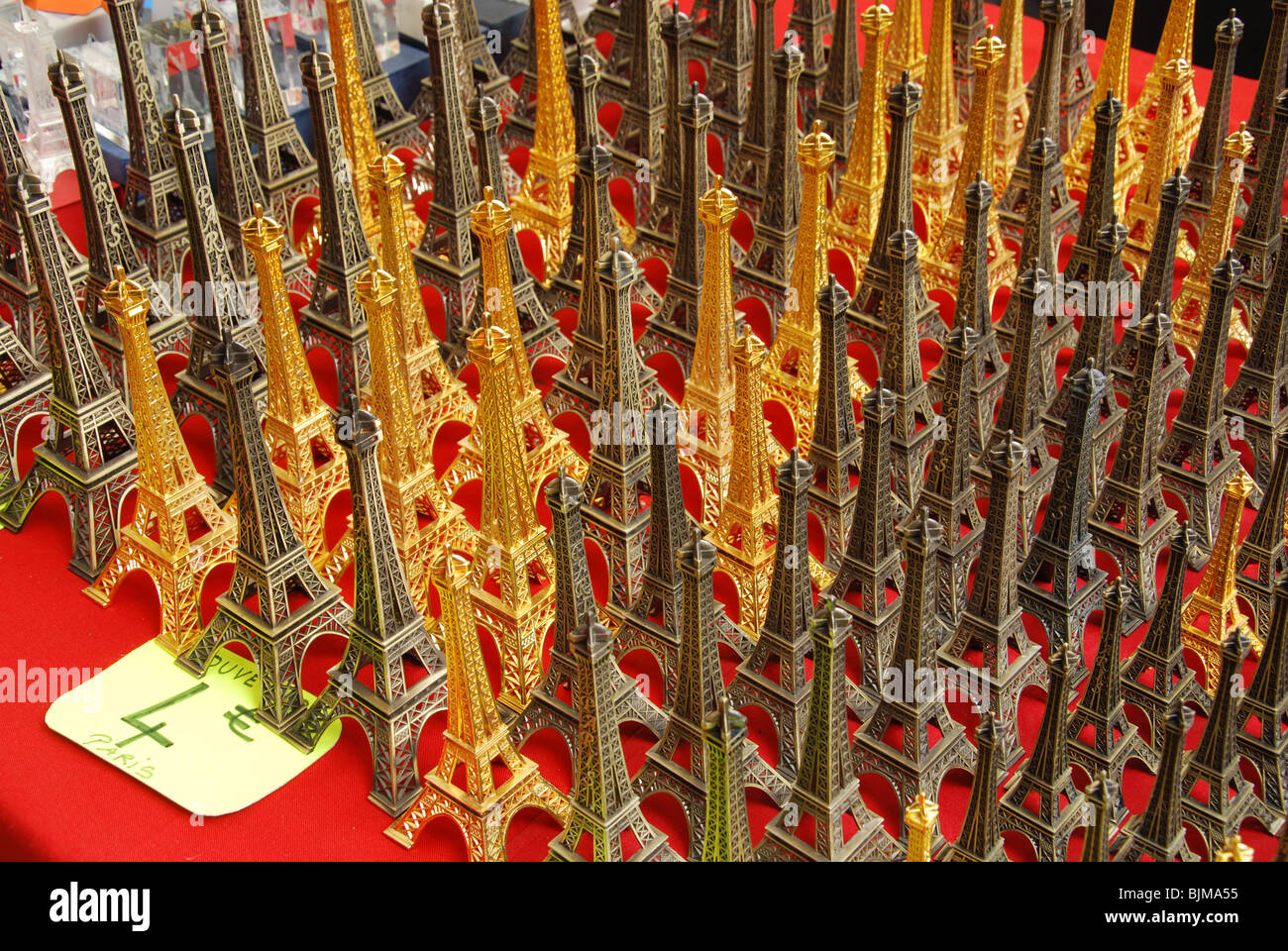 Miniatur-Eiffeltürme zum Verkauf in Paris Souvenir shop Frankreich Stockfoto