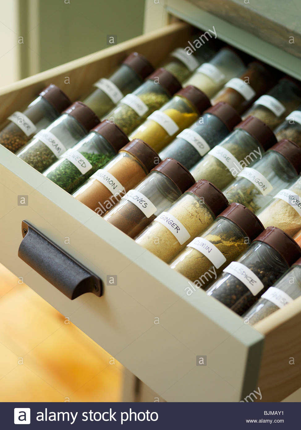 Gewürzdosen in einer Schublade Stockfoto, Bild: 28721813 - Alamy Gewürzdosen in einer Schublade Stockfoto, Bild: 28721813 - Alamy