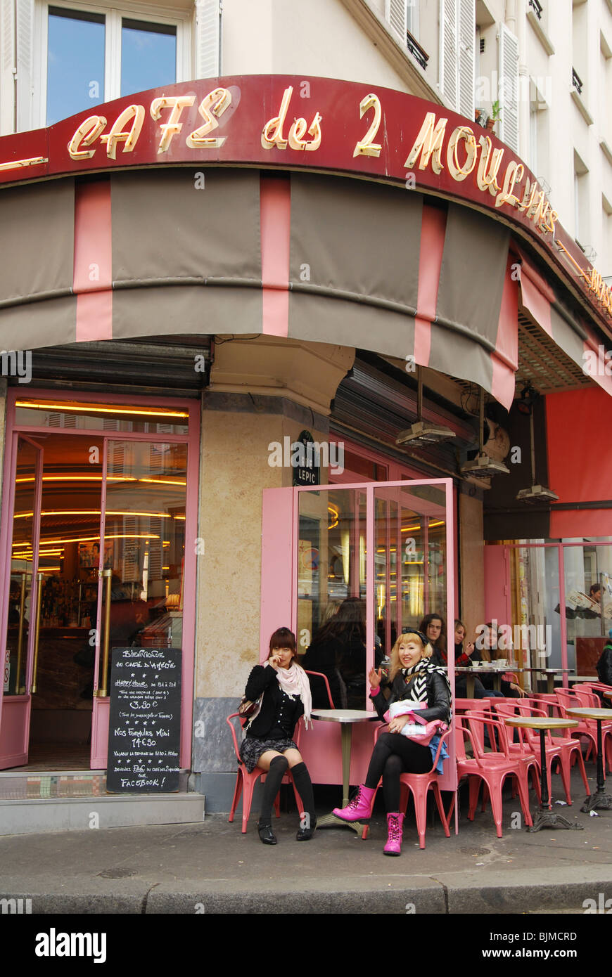 Eingang des Café des 2 Moulins berühmt für Amelie film Paris Frankreich Stockfoto