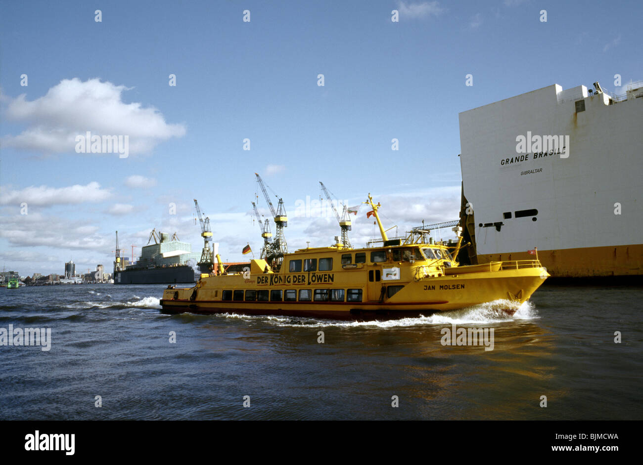 21. März 2010 - Grimaldis Grande Brasile Fahrzeug Transporter der deutschen Hafen Hamburg zu verlassen. Stockfoto