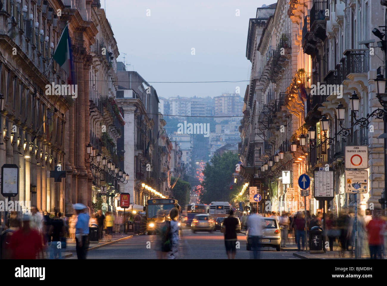 Italien, Sizilien, Catania, an der Hauptstraße Via Etnea Bei Dämmerung | Italien, Sizilien, Catania, Haupt Straße Via Etnea in der Nacht Stockfoto