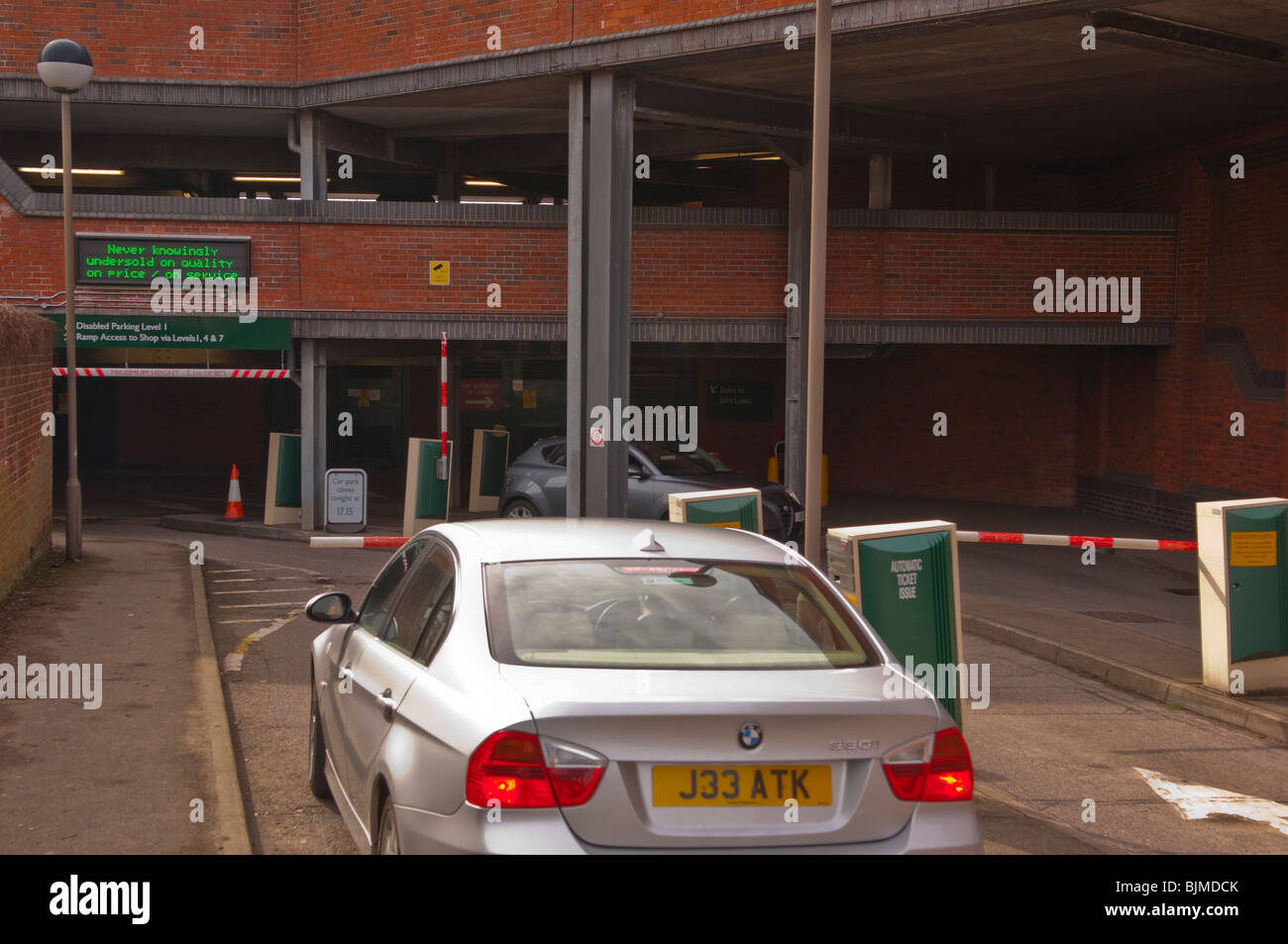 John Lewis Multi Stock Eingang zum Parkplatz in Norwich, Norfolk, England, Großbritannien, Uk Stockfoto