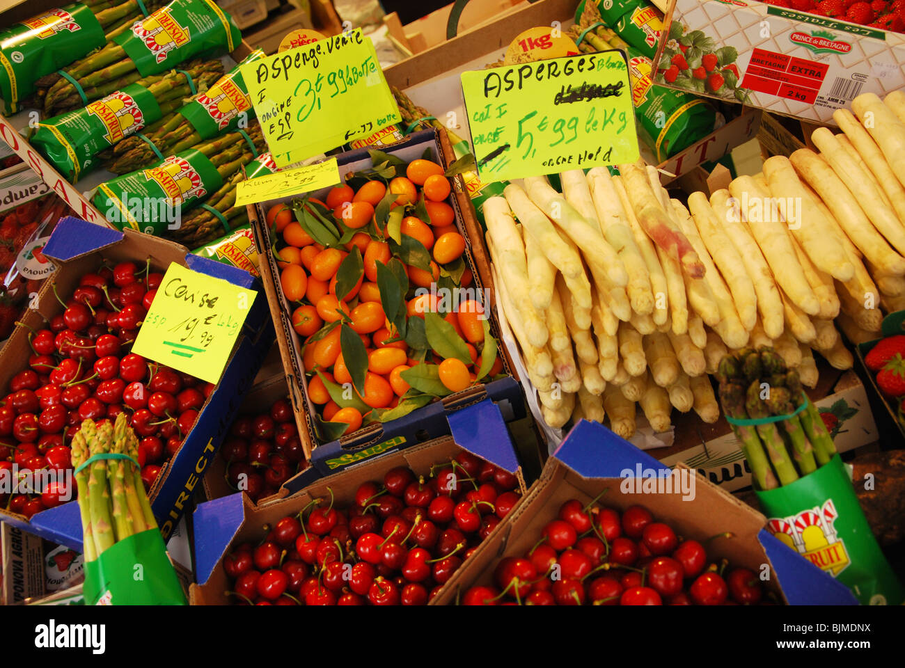Gemüse auf dem Display am Marktstand Stockfoto