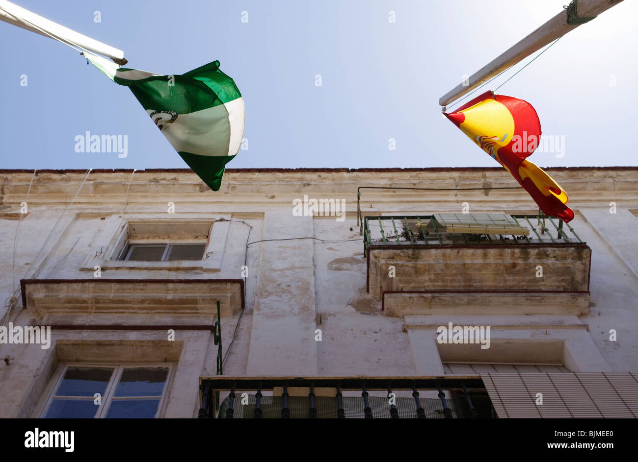 Maßstabsgerechte mit andalusischen und spanischen Flaggen, Cadiz, Spanien Stockfoto