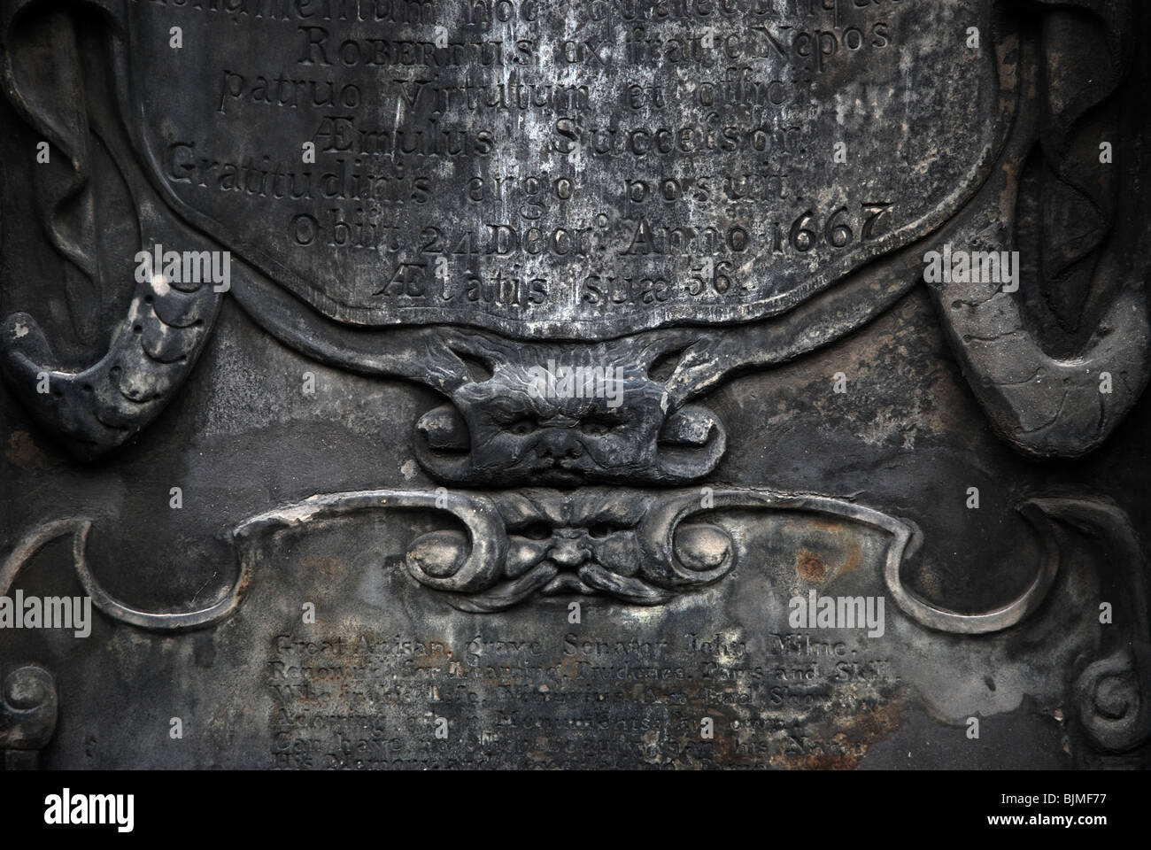 Grüne Männer auf dem Wandgemälde aus dem 17. Jahrhundert Denkmal für John Milne Mylne oder in der greyfriars Kirkyard, Edinburgh, Schottland, Großbritannien. Stockfoto