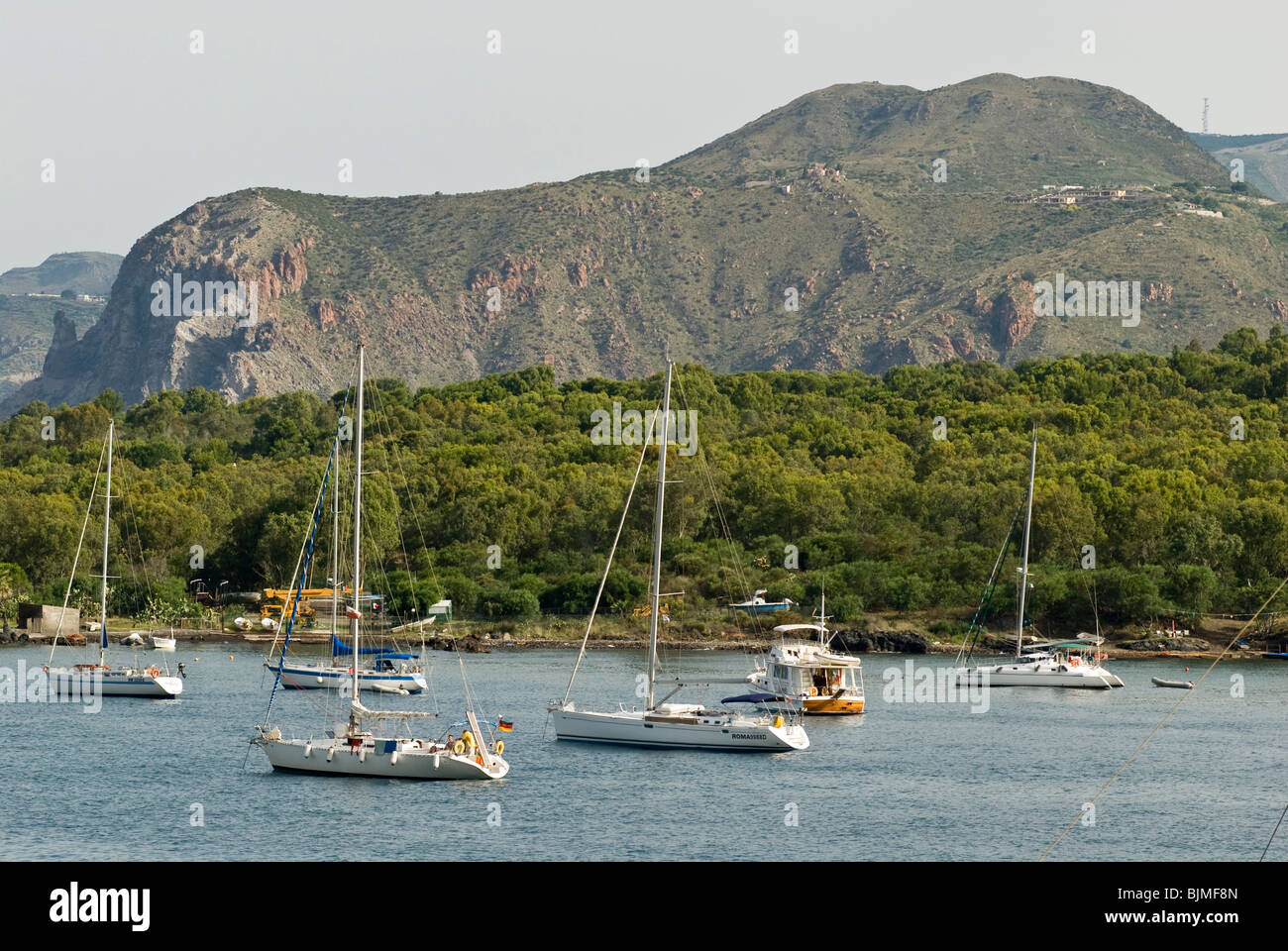 Italien, Sizilien, Liparischen Inseln, Insel Vulcano, Segelboote in der Bucht Stockfoto