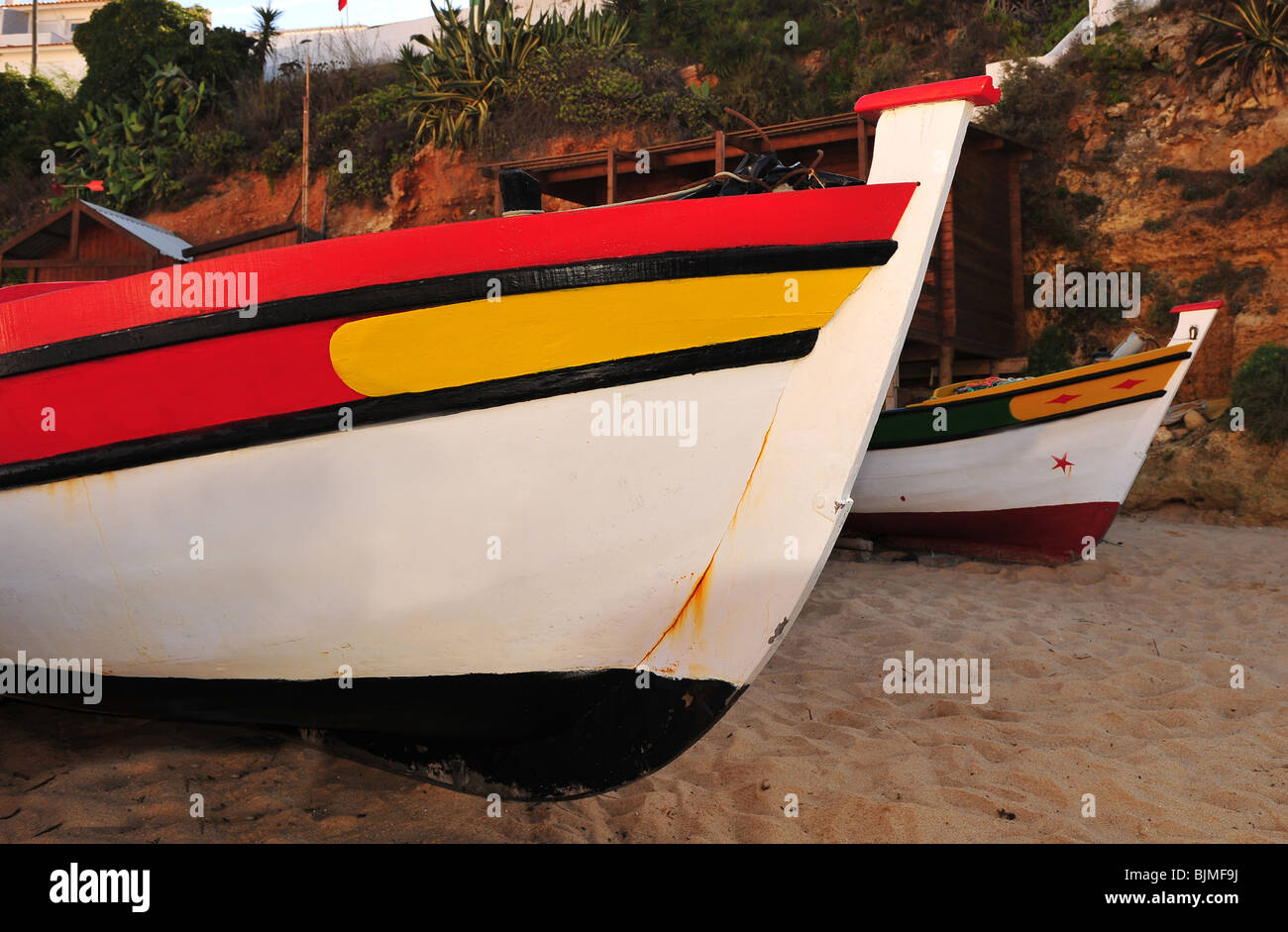 Hautnah am traditionellen Fischerbooten, die auf den Strand, Algarve, Portugal hochgezogen. Genommen in Praia Carvoeiro. Stockfoto