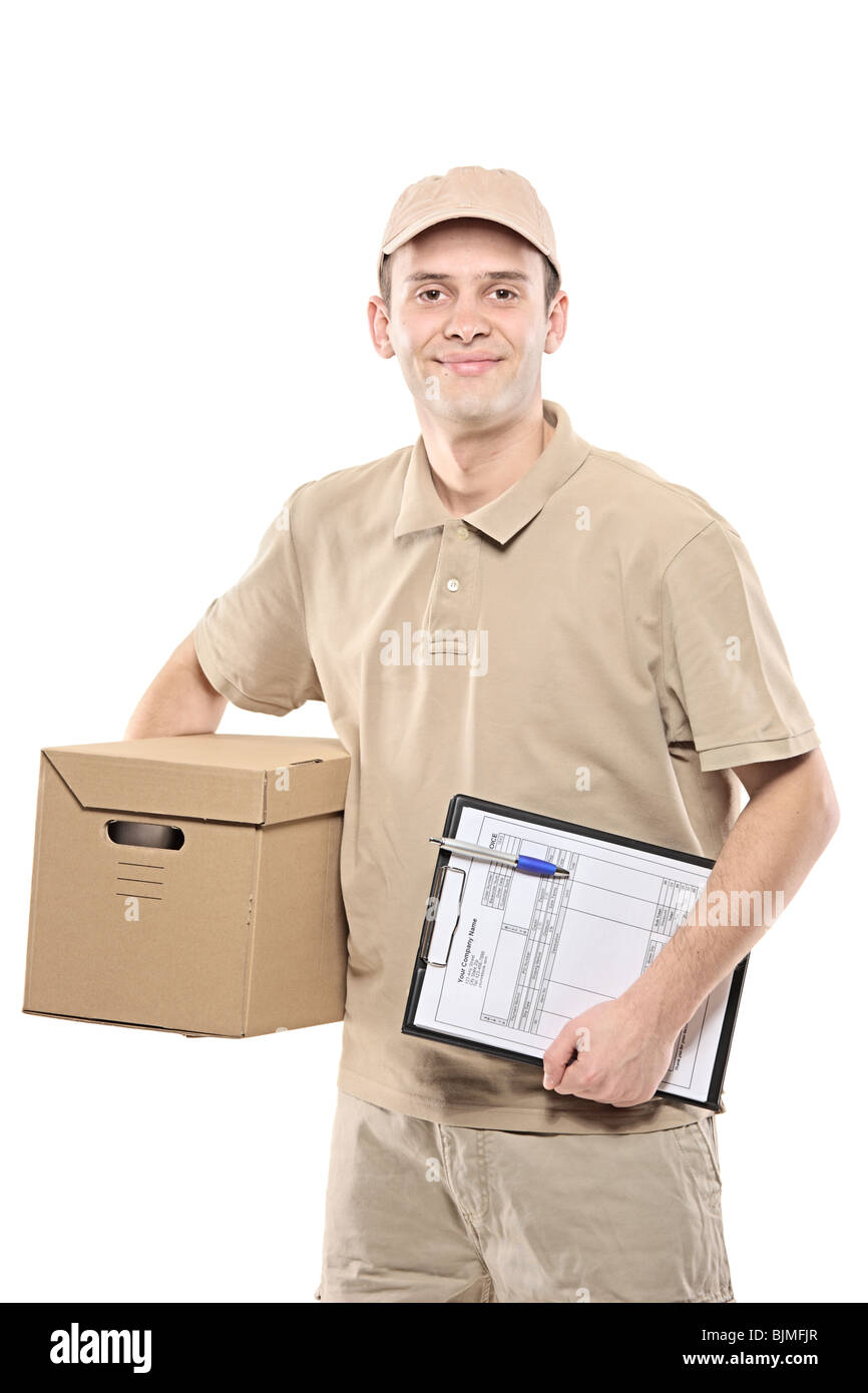 Lieferbote bringt eine Paket und hielt eine Zwischenablage Stockfoto