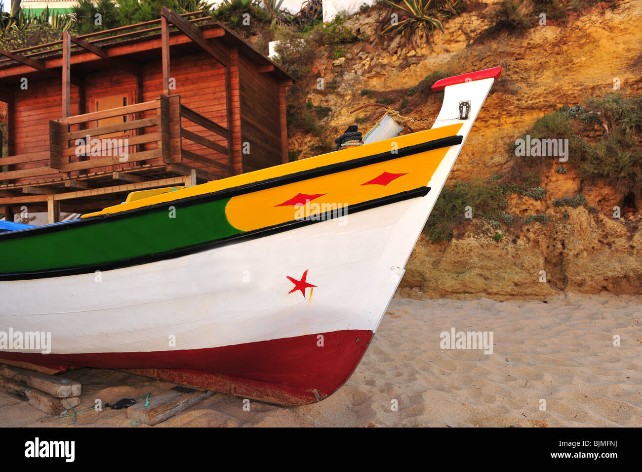 Hautnah auf einem traditionellen Fischerboot, die auf den Strand, Algarve, Portugal hochgezogen. Stockfoto