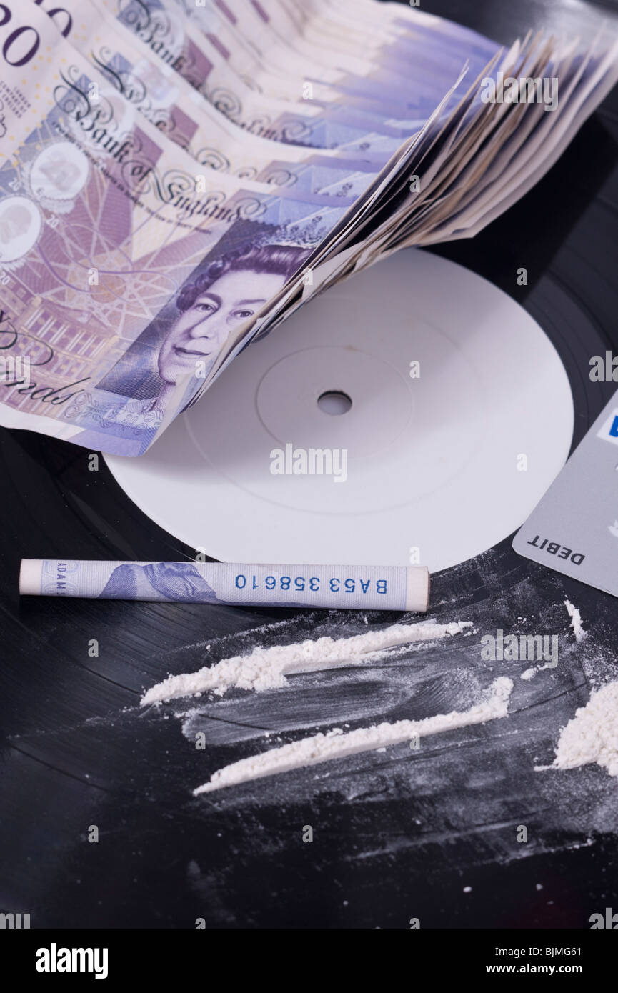 Ein Bild zeigt Kokain in der Musikindustrie mit Linien von weißem Pulver auf eine white-Label-Datensatz verwenden und Bargeld im Vereinigten Königreich Stockfoto