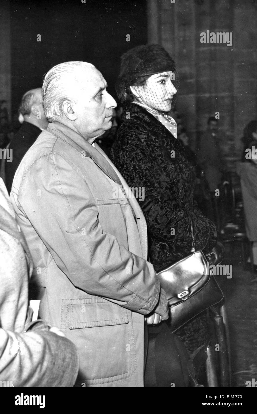 MARIA CALLAS mit Ehemann Giovanni Meneghini bei der Beerdigung von Tosacanini im Jahr 1957 Stockfoto