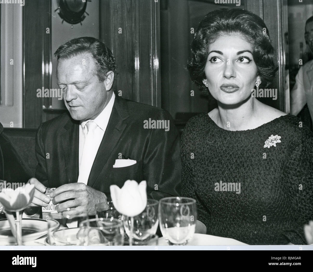 MARIA CALLAS im Restaurant Savini in Mailand mit Van Heflin nach der Filmpremiere von Il verlandete (The Verschwender) 1961 Stockfoto