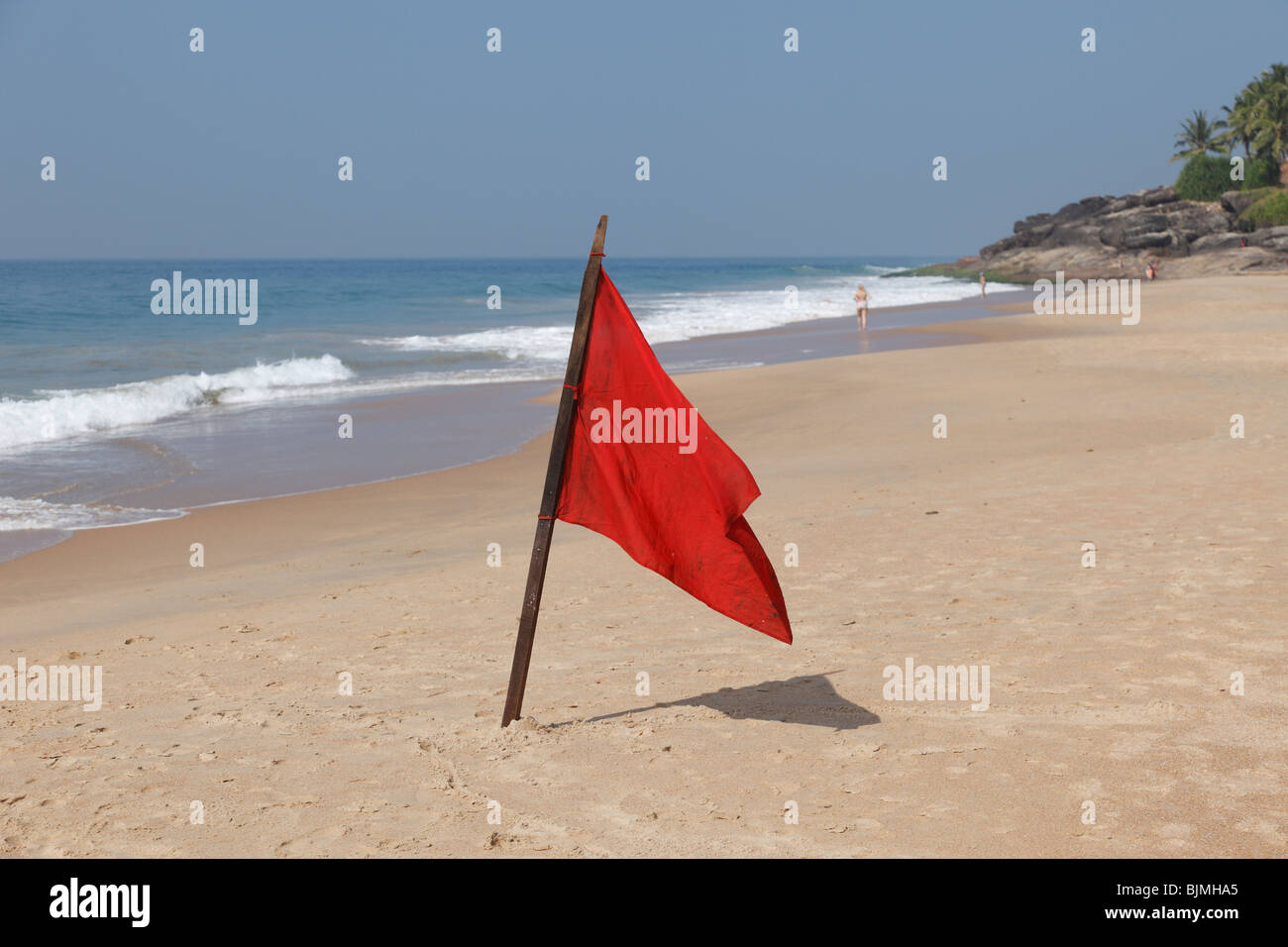 Rote Fahne am Strand baden, Somatheeram Beach, Malabarian Coast, Malabar, Kerala, Indien, Asien Stockfoto