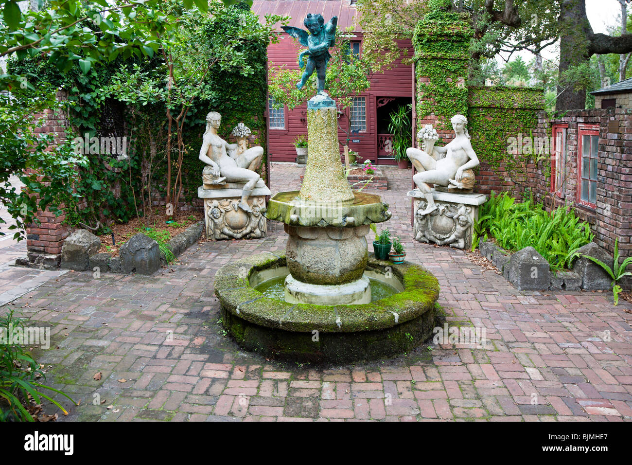 St. Augustine, FL - Jan 2009 - malerischen Backstein gepflasterte Innenhof mit Skulpturen und Brunnen in St. Augustine, Florida Stockfoto