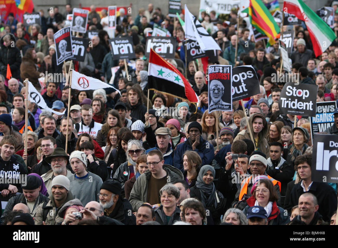 Antikriegs- und Anti-Dreizack Demonstranten versammeln sich zu einer Kundgebung am Trafalgar Square in London. Stockfoto