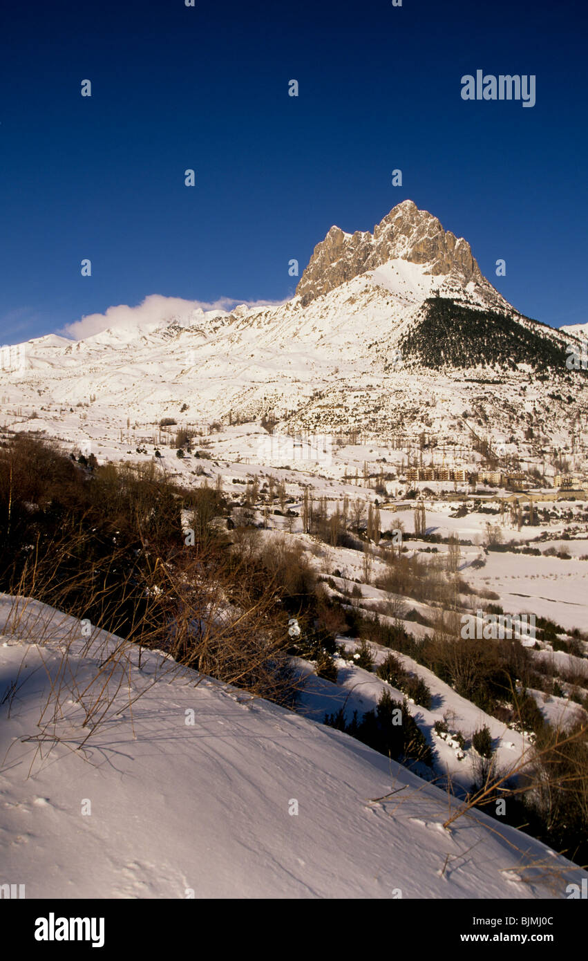 Peña Foratata Peak und Sallent de Gallego Dorf, Tena-Tal, Huesca, Spanien Stockfoto