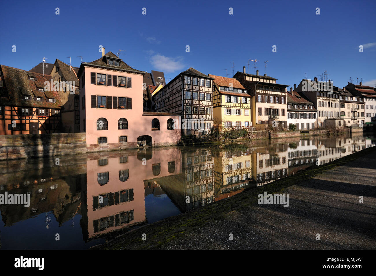 Mittelalterlichen Fachwerkhäusern spiegelt sich in der Fluss krank, petite France, Straßburg Stockfoto