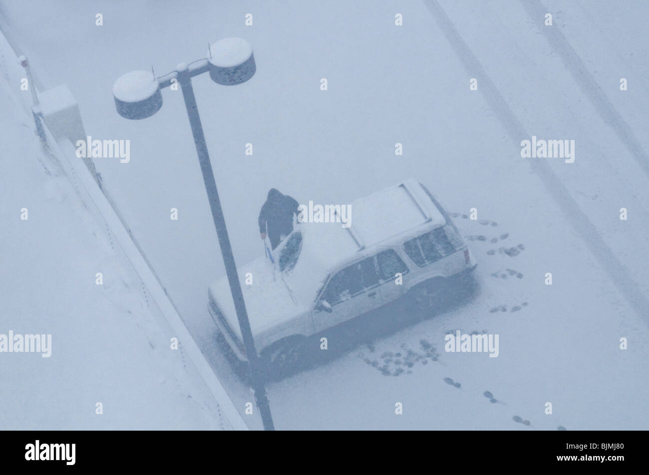 Winterwetter mit Schnee und Autos Stockfoto