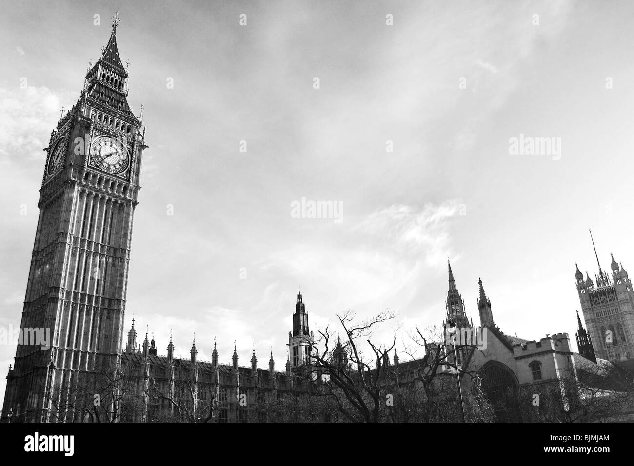 Turm und Uhr in London. Weitwinkel, schwarz und weiß. Textfreiraum Stockfoto