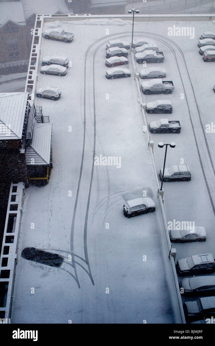 Winterwetter mit Schnee und Autos Stockfoto