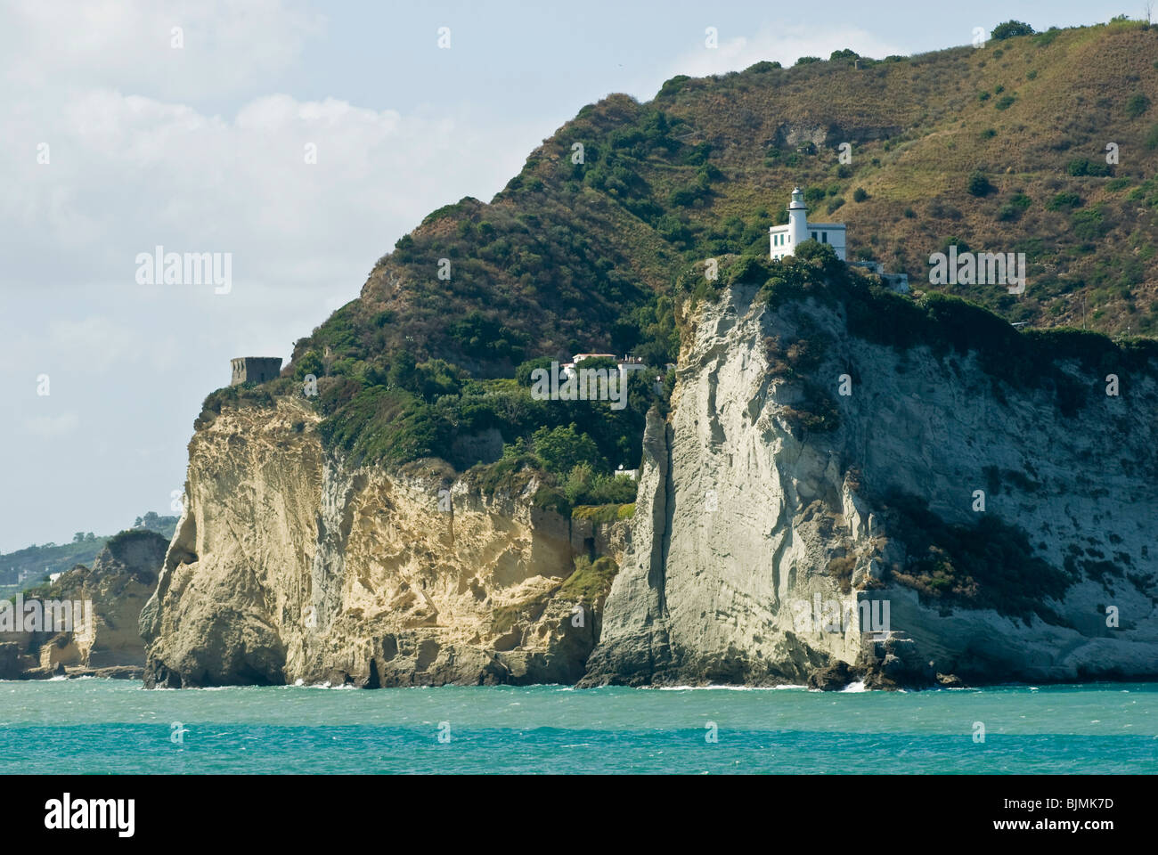 Italien, Campania, Neapel, Golf von Neapel, Steilküste und Leuchtturm von Piseno nahe Neapel Stockfoto