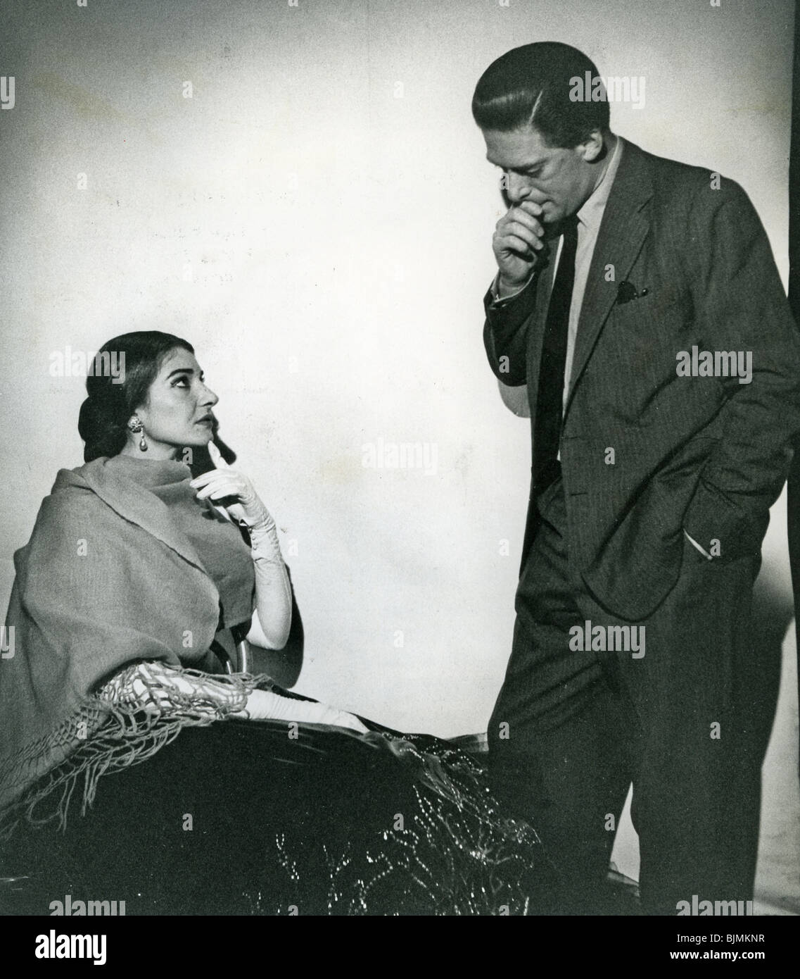 MARIA CALLAS mit Herrn Harewood am Royal Opera House, London während einer Pause bei den Proben für La Traviata im Juli 1965 Stockfoto