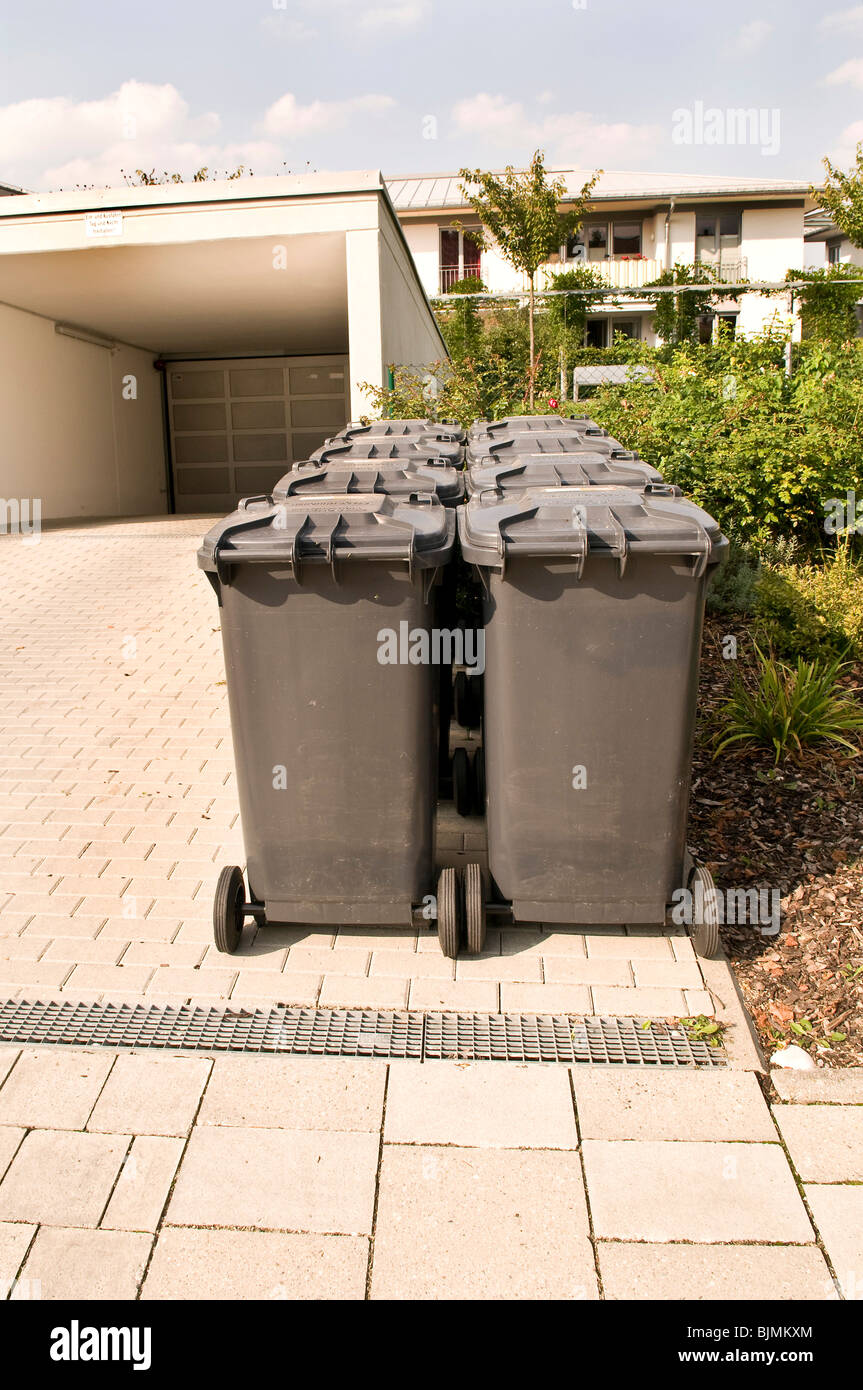 Neue Mülltonnen vor einem modernen Haus, München, Bayern, Deutschland,  Europa Stockfotografie - Alamy