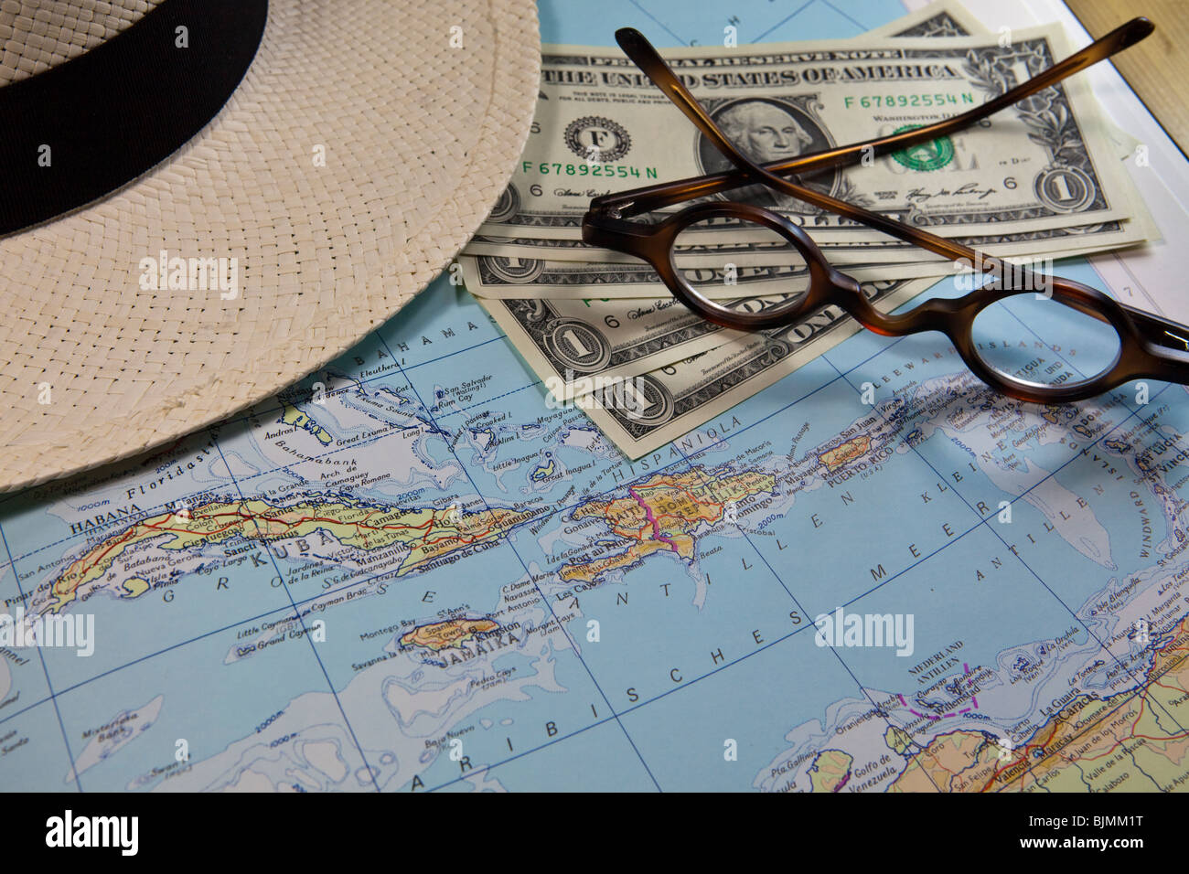 Planen Sie eine Reise in die Karibik, Kuba, historische Lesebrille, US-Dollar Stockfoto